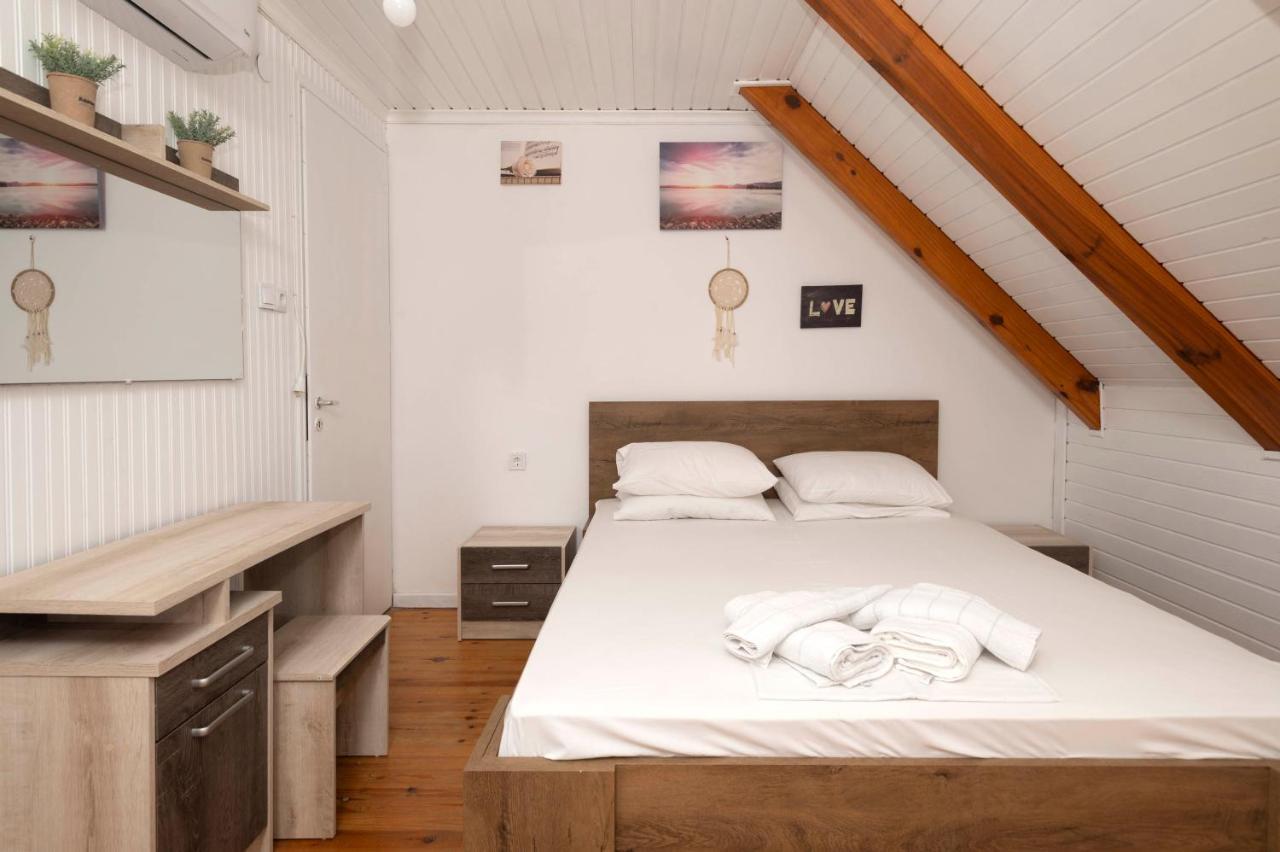 Giorgos House Attic Lägenhet Gialova Exteriör bild